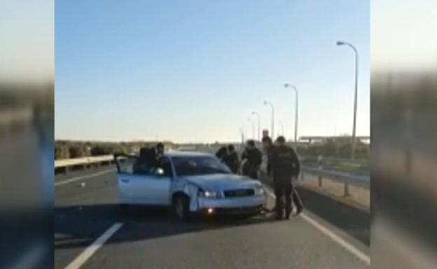 Embiste a un patrulla de la policía cuando huía por una autovía en Huelva